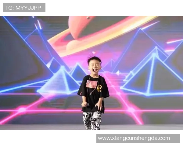 脚踩镜头化身足球巨星展现魅力与风采的奇妙旅程